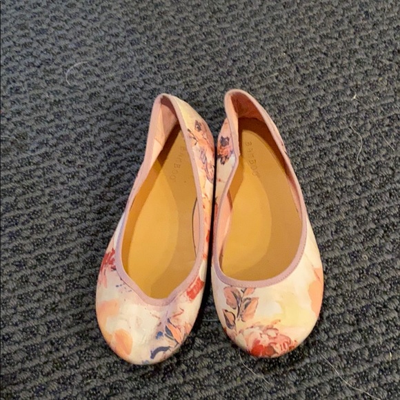 Flowers with a cream colored flats - Picture 1 of 2